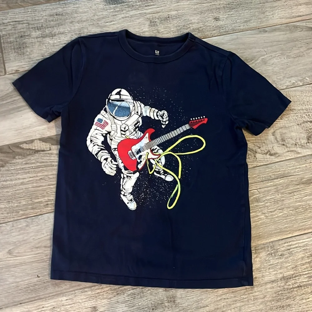 EUC bundle of 2 graphic t shirts. Sz 7